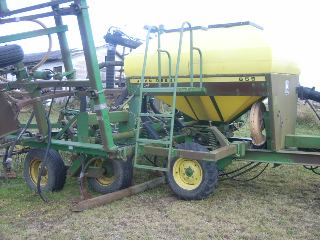 JOHN DEERE 655 28 Ft. Air Seeder w/ New Concept Load/Unload Auger, Tandem Walking Axles On Main S