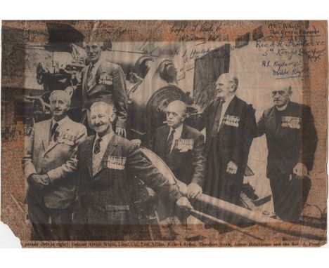 VICTORIA CROSS: A vintage 11.5 x 8 newspaper photograph individually signed by six Victoria Cross winners, most of whom recei