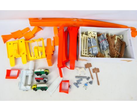 Hot Wheels - Britains - Lesney - An assortment of vintage loose used, playworn Hot Wheels Mattel track and loop stands, ramps