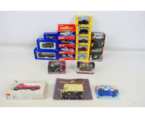 Classix - Base Toys - Schuco - Others - A boxed grouping of 21 1:76 and similar scales diecast model vehicles. Lot includes C