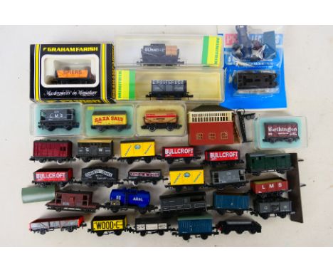 Peco - Graham Farish - Minitrix - Other - A group of approximately 27 predominately unboxed N gauge freight rolling stock wag