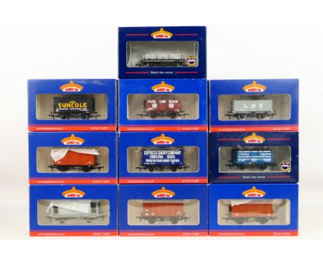 Bachmann Branchline - A rake of 10 boxed items of OO gauge freight rolling stock from Bachmann. Lot includes Bachmann Branchl