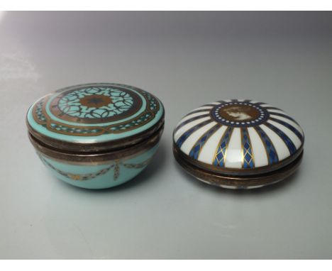 A BOXED WEDGWOOD HIDDEN TREASURES 'VENICE' CERAMIC COMPACT MIRROR, together with a boxed Wedgwood Hidden Treasure 'Greenwich'