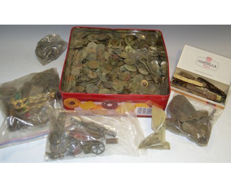 Metal Detecting finds -  a Jews harp (faults); various early 20th Century lead figures ; early pen knives; qty of buttons; et