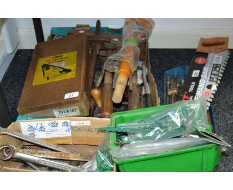 Tools - various 19th Century saws; vices; screwdrivers; trowels; etc qty