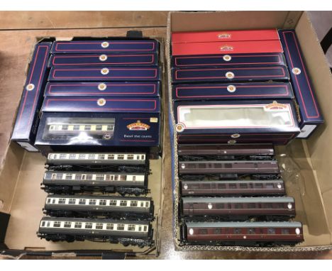Two trays of Bachmann carriages