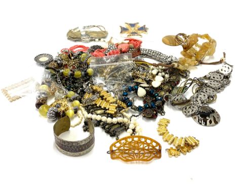 Selection of vintage and later costume jewellery 