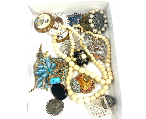 Selection of vintage and later costume jewellery includes Mosaic, brooches, beads etc 