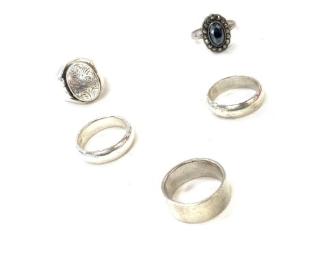 5 Silver hallmarked rings to include a lokcet and stone set rings 