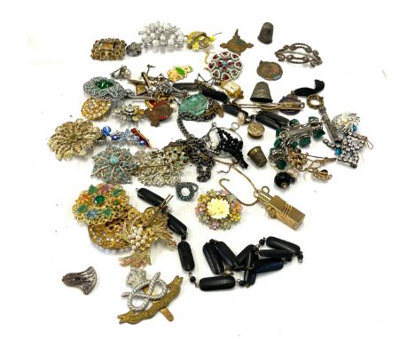 Selection of mixed trinkets, brooches, silver pencil, medals etc 