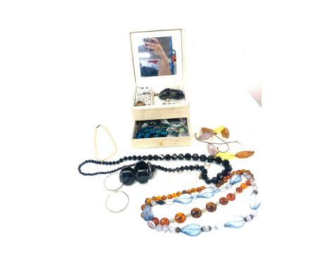 Selection of vintage and later costume jewellery to include necklaces, earrings, brooches etc 