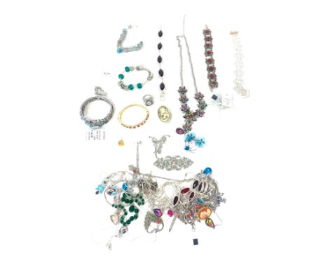 Selection of vintage and later jewellery to include some 925 silver pieces 