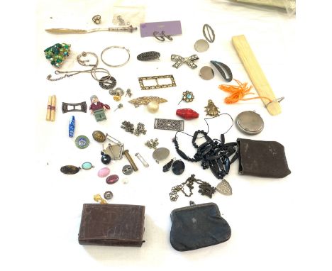 Selection of vintage and later items to include brooches, fan, purses etc 