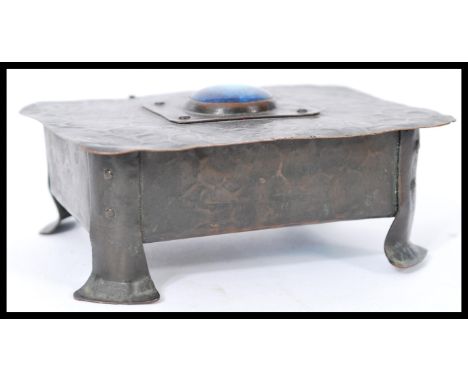 A Tudric pewter Art Nouveau lidded trinket pot in the manner of Archibald Knox of Liberties. The box having lapis lazuli / ce
