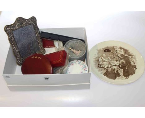 Spode plate 'Away in a Manger'; a Caverswall 'Sunderland' plate, coins, propelling pencil in Must de Cartier box, silver buck