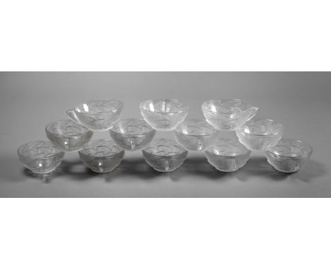Zwölf Tassen René Lalique20. Jh., Ätzstempel R-Lalique France, farbloses Glas formgepresst, verziert mit reliefiertem gezackt