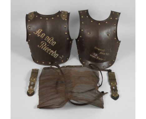 Harnisch mit Kettenschürzeum 1830, schwerer Brust- und Rückenpanzer aus Eisen, die Ränder mit Messingkugelknöpfen verziert, d