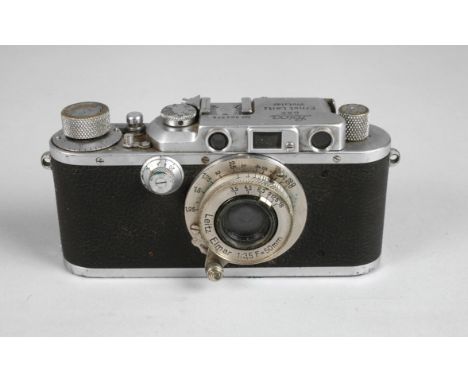 Fotoapparat LeicaMitte 20. Jh., gemarkt Ernst Leitz Wetzlar, Seriennummer 304375, lederummanteltes Metallgehäuse, Objektiv ge