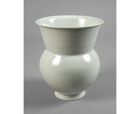 KPM Berlin Vase "Halle mit gerilltem Hals"Entwurf Marguerite Friedländer 1931 in Zusammenarbeit mit der Kunstgewerbeschule Bu