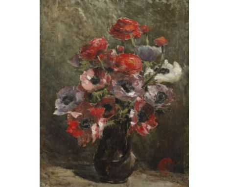 Gaston Ploquin, BlumenstilllebenArrangement aus Anemonen und Ranunkeln in einer hohen Vase im Interieur, in leuchtender Farbi
