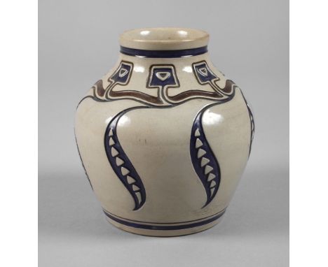 Westerwald Vase Leonhard Hellmuth Entwurf um 1904, Ausführung Reinhold Merkelbach Grenzhausen, ungemarkt, geprägtes Künstlers
