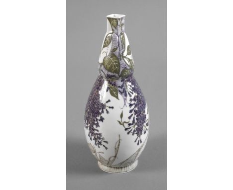 Rozenburg Vase FliederdekorDen Haag/Niederlande, datiert 1908, schwarze Stempelmarke 1900-1914, gepinselte Auftragsnummer 118