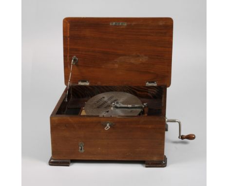 Plattenspieldose PolyphonAnfang 20. Jh., langrechteckiges Gehäuse in Kirschbaum furniert, eingelassenes Spielwerk, nummeriert