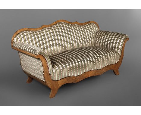 Kleines Sofa Spätbiedermeier nussbaumfurniert, deutsch, um 1830, Polster in gutem Zustand, Bezug erneuert, Alters- und Gebrau