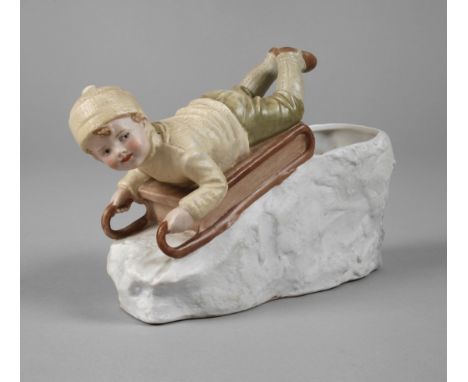 Heubach Lichte Winterkind mit Schlittenals Steckgefäß oder Vase, seitlich geprägte Sonnenmarke 1882-1915, am Boden undeutlich