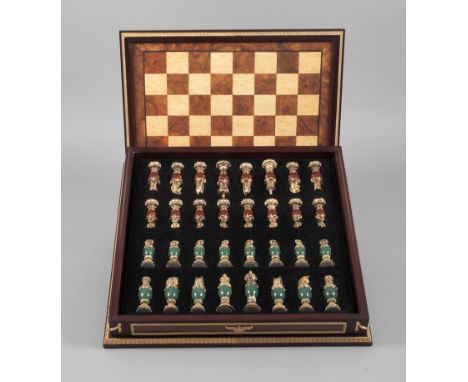 Feines Schachspiel2. Hälfte 20. Jh., Edition des Hauses Fabergé, quadratische Schatulle in Wurzelholzfurnier-Optik mit vergol