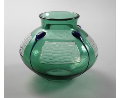Vase mit Tropfendekor und Battutoschliffwohl Bayerischer Wald, um 1910, farbloses Glas, ausgekugelter Abriss, grüner Überfang