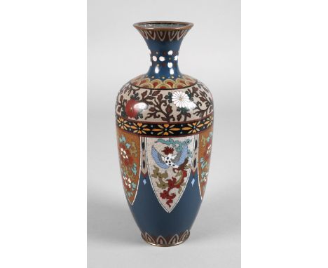 Vase CloisonnéAnfang 20. Jh., ungemarkt, Messingkorpus überaus reich verziert von polychromem opaken Zellenschmelzemaille, di