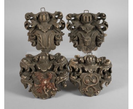 Vier geschnitzte Wappentafelnwohl 19. Jh., Laubholz beschnitzt, kreidegrundiert und farbig gefasst, in barocker Manier gearbe