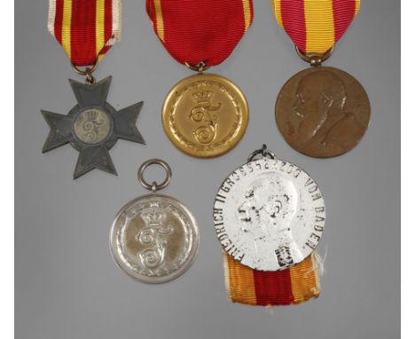 Fünf Orden Badenversilberte Verdienstmedaille Friedrich II; Kriegsverdienstkreuz 1916, Zink, Vergoldung fast völlig abgeriebe