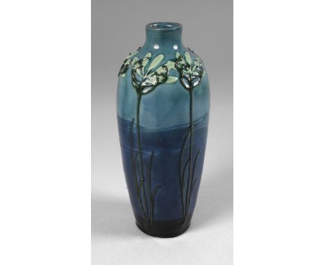 Max Laeuger Kandern Vase "Tulpen" Entwurf um 1897, Pressmarke der Tonwerke Kandern, Zusatz Muster Gesetzl. Geschützt, geritzt
