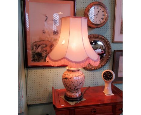 A contemporary table lamp, fashioned as a Chinese covered jar, together with a brass reeded column table lamp, each with shad