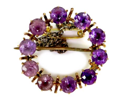 A gold and amethyst wreath brooch, the amethysts of graduated colour or ombre design, 2.1cm diameter, 4.0g, unmarked but test