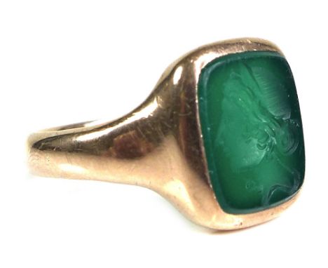 A Victorian 9ct rose gold gentleman's signet ring, with inset green stone intaglio, depicting a profile bust, size of inset 1