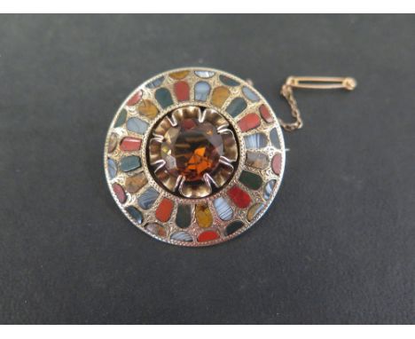 An agate and citrine specimen brooch - With reverse inscription, dated 1870 - Tests as 9ct gold - Diameter 4cms - Weight appr