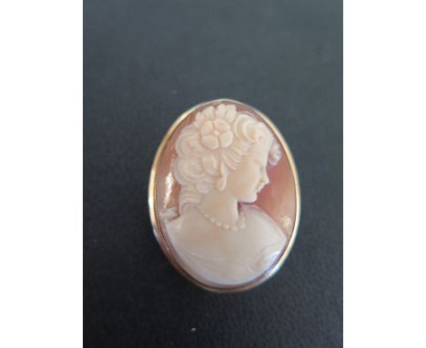 A shell cameo brooch - Carved to depict the profile of a lady within a plain surround - Stamped 750 - Length approx 3.5cms - 