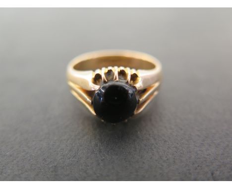 A late Victorian 18ct gold onyx single-stone ring - Hallmarked Birmingham 1898 - Ring size R - Weight approx 8.5gms
Condition