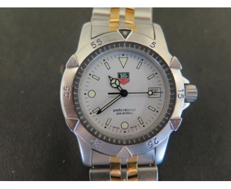 A gentlemans stainless steel  TAG HEUER quartz wristwatch. Serial number 959 713 G-2
Condition Report: Some usage scratches -