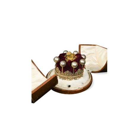 A Countess' silver-gilt coronet, by Hunt & Roskell Ltd., 1902,  the silver-gilt circlet with eight raised points each surmoun