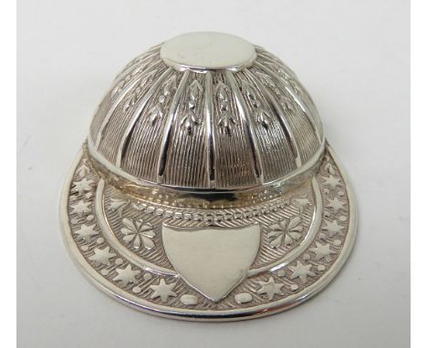 A SILVER CADDY SPOON maker's mark SC, Sheffield 1979, modelled as a jockey's cap Condition Report: Available upon request