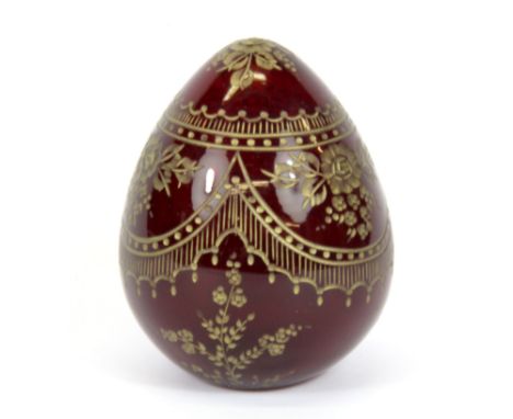 A 20th Century Russian gilt decorated and engraved glass Fabergé egg, H. 9cm.