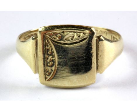 A gentleman's 9ct yellow gold signet ring, (Q), approx. 2.4g.