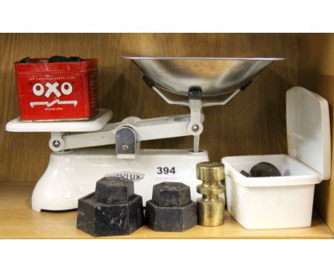 A Weylux kitchen scale and various weights.