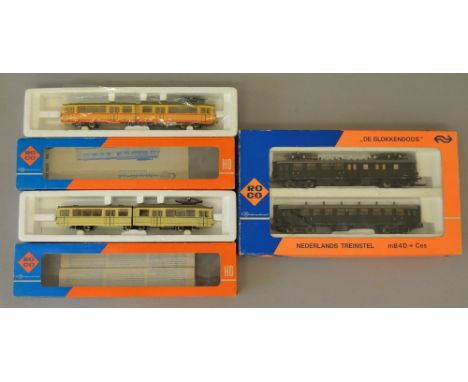 H0 Scale. Roco 4190S Netherlands electric pantograph locomotive & coach pack. Together with 2 x Roco articulated trams.(3) Al