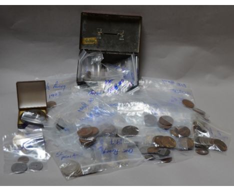 Good quantity of vintage coins including British, American and other examples. Also includes some tokens and medals etc.