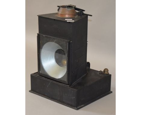 RAILWAYANA: L.N.E.R Signal post lamp. Good & complete with burner.